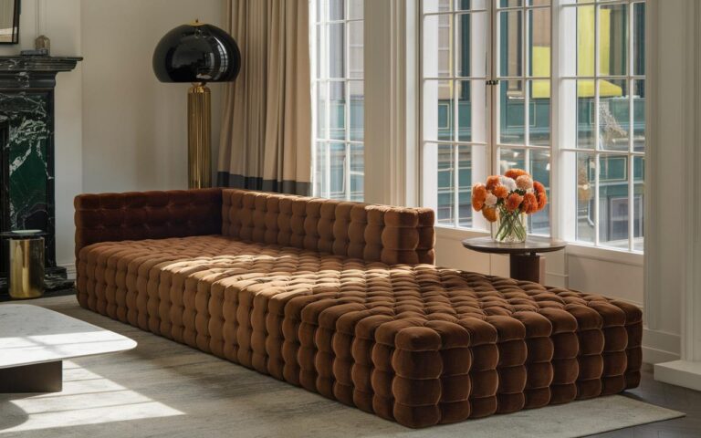 Wohnzimmerdeko 2026: Laut Architekten ersetzt das senfgelbe Sofa das graue Sofa